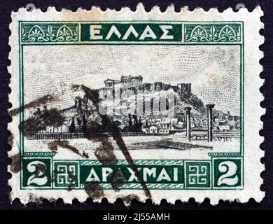 GRIECHENLAND - UM 1927: Eine in Griechenland gedruckte Marke zeigt die Akropolis von Athen, eine antike Zitadelle, die sich auf einem hohen Felsenausbiss über der Stadt befindet Stockfoto