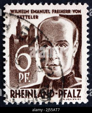 DEUTSCHLAND - UM 1947: Eine in der Rheinpfalz gedruckte Briefmarke zeigt Wilhelm Emmanuel von Ketteler, Theologe und Politiker, Bischof von Mainz Stockfoto