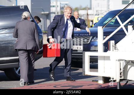 Premierminister Boris Johnson besteigen ein Flugzeug am Flughafen Stansted, als er zu einem Besuch in Indien abreist. Bilddatum: Mittwoch, 20. April 2022. Stockfoto