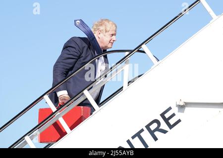 Premierminister Boris Johnson besteigen ein Flugzeug am Flughafen Stansted, als er zu einem Besuch in Indien abreist. Bilddatum: Mittwoch, 20. April 2022. Stockfoto