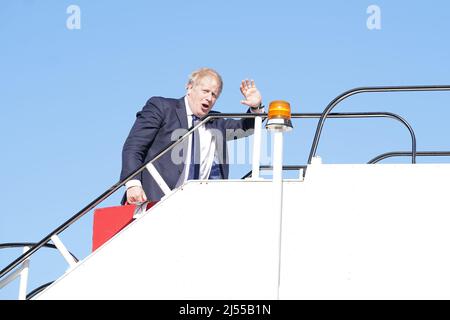 Premierminister Boris Johnson besteigen ein Flugzeug am Flughafen Stansted, als er zu einem Besuch in Indien abreist. Bilddatum: Mittwoch, 20. April 2022. Stockfoto