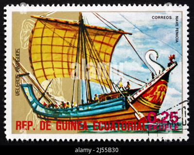 ÄQUATORIALGUINEA - UM 1974: Eine in Äquatorialguinea gedruckte Marke zeigt ein phönizisches Schiff, um 1974 Stockfoto