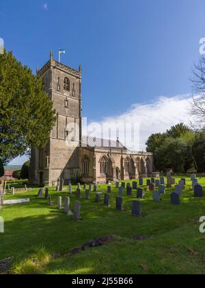 Die Norman Church of St Michael the Archangel in Compton Martin in der Mendip Hills National Landscape, Somerset, England. Stockfoto