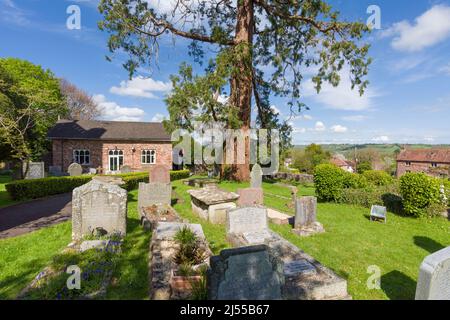 Der Kirchhof und das alte Schulzimmer im Dorf Compton Martin am Fuße der Mendip Hills, Somerset, England. Stockfoto