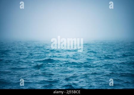 Meer welligkeit Wasser mit Morgennebel. Stockfoto