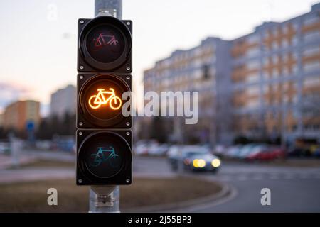 Die gelbe Ampel verbietet den Fahrrädern, an öffentlichen Orten vorbeifahren zu können. Stockfoto
