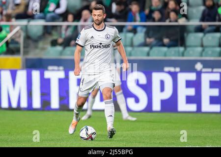 Warschau, Polen. 18. April 2022. Mateusz Wieteska von Legia im Einsatz während des polnischen PKO Ekstraklasa League-Spiels zwischen Legia Warszawa und Piast Gliwice im Marschall Jozef Pilsudski Legia Warsaw Municipal Stadium.Endstand: Legia Warszawa 0:1 Piast Gliwice. (Foto von Mikolaj Barbanell/SOPA Images/Sipa USA) Quelle: SIPA USA/Alamy Live News Stockfoto