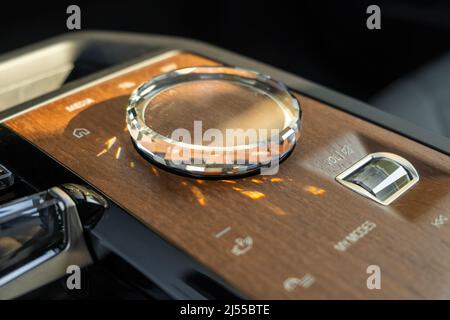 PRAG , TSCHECHISCHE REPUBLIK - MÄRZ 10 2022: Nahaufnahme der Multimedia-Systemsteuerung im Luxuswagen BMW IX. Stockfoto