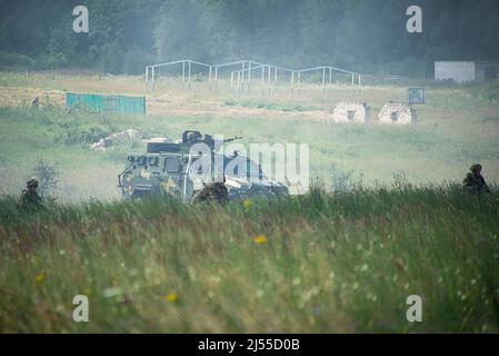 Lviv, Ukraine - 6. Juli 2016: Ukrainisch-amerikanische gemeinsame Militärübungen in der Nähe des Schnelldreizacks von Lviv 2016. Ukrainische Fallschirmjäger während des Angriffs. Stockfoto