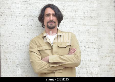 Roma, Italien. 20. April 2022. Der italienische Schauspieler Marco Cocci nimmt an der Fotoaufnahme des Films Sulle Nuvole im Space Cinema Moderno in Rom Teil, (Italien) 20.. April 2022 Quelle: dpa/Alamy Live News Stockfoto