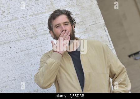 Roma, Italien. 20. April 2022. Tommaso Paradiso nimmt an der Fotoaufnahme des Films Sulle Nuvole im Space Cinema Moderno in Rom Teil, (Italien) 20.. April 2022 Quelle: dpa/Alamy Live News Stockfoto