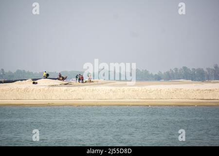 Arbeiter arbeiten am Ufer des Flusses Padma. Das Bild wurde im Sommer von Manikganj Dhaka aufgenommen. Blick auf den Fluss Padma in Bangladesch. Stockfoto