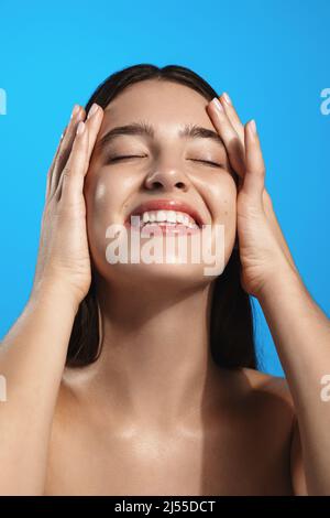 Vertikale Aufnahme von schönen Mädchen waschen in der Dusche Stockfoto