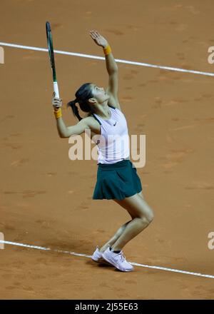 Stuttgart, 20.. April 2022. Die britische Tennisspielerin Emma Raducanuin im Einsatz beim Porsche Tennis Grand Prix 2022 in Stuttgart am Mittwoch, 20. April 20212 © Jürgen Hasenkopf / Alamy Live News Stockfoto