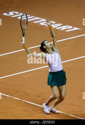 Stuttgart, 20.. April 2022. Die britische Tennisspielerin Emma Raducanuin im Einsatz beim Porsche Tennis Grand Prix 2022 in Stuttgart am Mittwoch, 20. April 20212 © Jürgen Hasenkopf / Alamy Live News Stockfoto