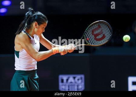 Stuttgart, 20.. April 2022. Die britische Tennisspielerin Emma Raducanuin im Einsatz beim Porsche Tennis Grand Prix 2022 in Stuttgart am Mittwoch, 20. April 20212 © Jürgen Hasenkopf / Alamy Live News Stockfoto