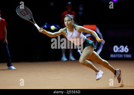 Stuttgart, 20.. April 2022. Die britische Tennisspielerin Emma Raducanuin im Einsatz beim Porsche Tennis Grand Prix 2022 in Stuttgart am Mittwoch, 20. April 20212 © Jürgen Hasenkopf / Alamy Live News Stockfoto