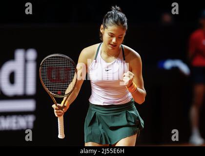 Stuttgart, 20.. April 2022. Die britische Tennisspielerin Emma Raducanuin im Einsatz beim Porsche Tennis Grand Prix 2022 in Stuttgart am Mittwoch, 20. April 20212 © Jürgen Hasenkopf / Alamy Live News Stockfoto