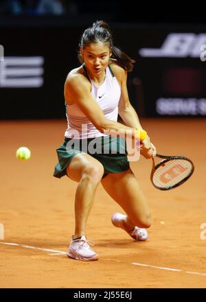 Stuttgart, 20.. April 2022. Die britische Tennisspielerin Emma Raducanuin im Einsatz beim Porsche Tennis Grand Prix 2022 in Stuttgart am Mittwoch, 20. April 20212 © Jürgen Hasenkopf / Alamy Live News Stockfoto