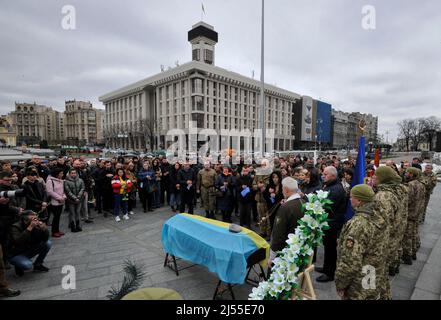 Kiew, Ukraine. 20. April 2022. Ukrainer nehmen an der Beerdigungszeremonie auf dem Unabhängigkeitsplatz im Zentrum von Kiew Teil. Wladimir Karas ist am 3.. März 2022 im Dorf Motyschyn in der Schlacht mit den russischen Eroberern gestorben. Russland marschierte am 24. Februar 2022 in die Ukraine ein und löste damit den größten militärischen Angriff in Europa seit dem Zweiten Weltkrieg aus Kredit: SOPA Images Limited/Alamy Live Nachrichten Stockfoto