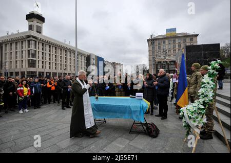 Kiew, Ukraine. 20. April 2022. Ukrainer nehmen an der Beerdigungszeremonie auf dem Unabhängigkeitsplatz im Zentrum von Kiew Teil. Wladimir Karas ist am 3.. März 2022 im Dorf Motyschyn in der Schlacht mit den russischen Eroberern gestorben. Russland marschierte am 24. Februar 2022 in die Ukraine ein und löste damit den größten militärischen Angriff in Europa seit dem Zweiten Weltkrieg aus Kredit: SOPA Images Limited/Alamy Live Nachrichten Stockfoto