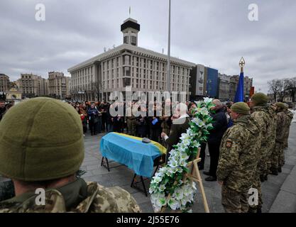 Kiew, Ukraine. 20. April 2022. Ukrainer nehmen an der Beerdigungszeremonie auf dem Unabhängigkeitsplatz im Zentrum von Kiew Teil. Wladimir Karas ist am 3.. März 2022 im Dorf Motyschyn in der Schlacht mit den russischen Eroberern gestorben. Russland marschierte am 24. Februar 2022 in die Ukraine ein und löste damit den größten militärischen Angriff in Europa seit dem Zweiten Weltkrieg aus Kredit: SOPA Images Limited/Alamy Live Nachrichten Stockfoto