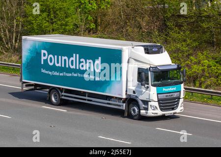 Poundland 2021 DAF Trucks CF 6700cc Diesel gekühlte Lebensmittel auf der M61 in der Nähe von Manchester, Großbritannien Stockfoto