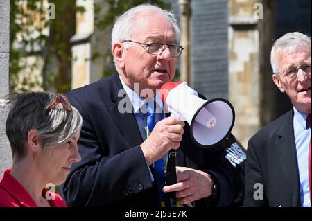 London, Großbritannien. Sir Peter Bottomley, Pächter und Mieter versammelten sich vor dem Parlament, um zu demonstrieren, während das Gesetz zur Gebäudesicherheit heute im Unterhaus debattiert wurde. Abgeordnete aller wichtigen politischen Parteien nahmen daran Teil, um ihre Unterstützung zu bekundieren. Stockfoto