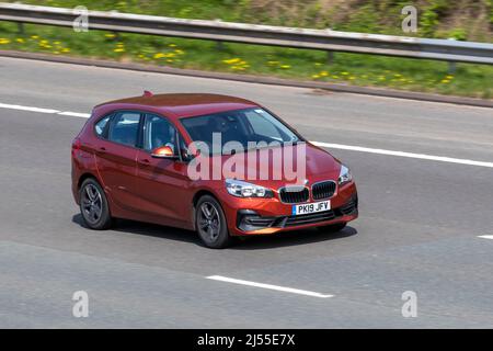 2019 orange rot BMW 220i Sport Auto DCT Start Stop Medium MPV 1998cc 4dr Fahren auf der M61 Motorway UK Stockfoto