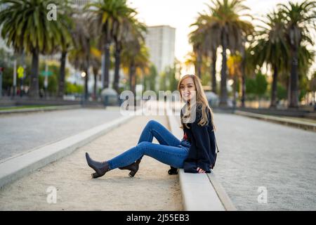 Junge Frau in legerer Herbstgarderobe auf dem Bocce Ball Court im Freien in San Francisco | Lifestyle lokaler Tourismus in der Stadt Stockfoto