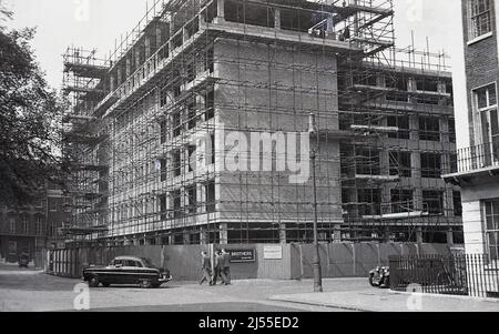 1960, historisch, ein neues Bürogebäude im Bau, Endsleigh Gardens, London, England, Großbritannien. Schild für die Bauherren, Dove Brothers, Islington ist an Bord. Seine drei Söhne, die 1781 von William Spencer Dove gegründet wurden, erweiterten das Geschäft im Jahr 1850s und wurden zu einem der größten Vertragspartner in London, der bis 1993 im Geschäft blieb. Stockfoto