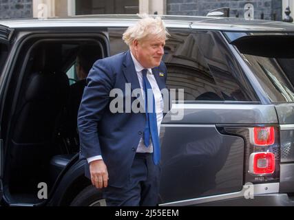 London, Großbritannien. 20. April 2022. Premierminister des Vereinigten Königreichs, Boris Johnson, kommt nach Fragen des Premierministers zurück in die Downing Street. Unter Nummer 10 wurden ihm viele Fragen zu den angeblichen Parteien gestellt. Er wird in Kürze für eine kurze Geschäftsreise nach Indien fliegen. Er wird versuchen, die indische Regierung zu bitten, beim Ölpreis etwas weniger auf Russland angewiesen zu sein. Kredit: Karl Black/Alamy Live Nachrichten Stockfoto