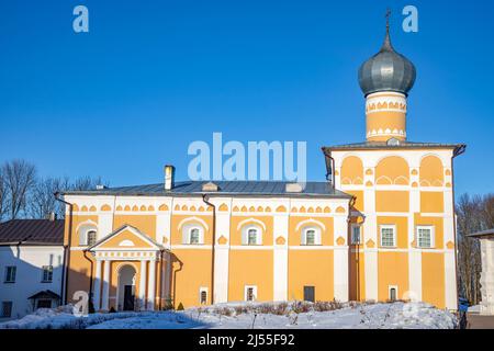 Das Kloster Varlaamo-Khutynsky Spaso-Preobraschenski an einem Märzabend. Umgebung von Veliky Nowgorod. Russland Stockfoto