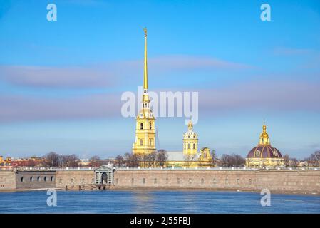 Alte Peter-und-Paul-Festung am frühen Frühlingsmorgen. Sankt Petersburg, Russland Stockfoto