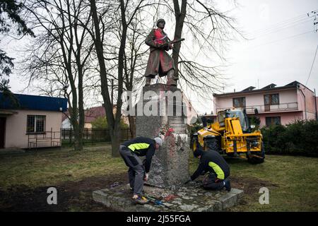 Das Denkmal eines Soldaten der Roten Armee, mit roter Farbe beschmiert, ist in Siedlec während seiner Demontage zu sehen. Das Denkmal eines Soldaten der Roten Armee in Siedlec, das an russische (ehemalige sowjetische) Soldaten erinnert, die 1945 im Kampf gegen die Deutschen im Wolsztyn-Gebiet getötet wurden, wurde demontiert und von seinem Sockel entfernt. Dies ist eine weitere Phase der Entkommunisierung, die vom Institut für Nationale Erinnerung (IPN) angekündigt wurde. Am 20.. April sind insgesamt drei Denkmäler der Roten Armee aus dem öffentlichen Raum verschwunden, darunter zwei in Wielkopolska (Woiwodschaft Großpolen): In Siedlec und Mi?dzyb?ocie. (Foto von Attil Stockfoto