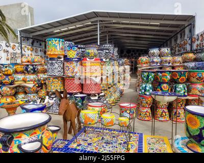 Mexikanische talavera Blumentöpfe und Produkte, Baja California Stockfoto