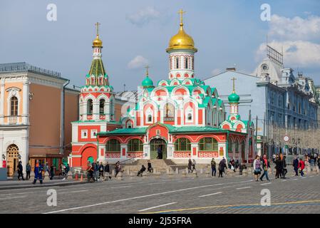 MOSKAU, RUSSLAND - 14. APRIL 2021: Blick auf die alte Kathedrale der Kasaner Ikone der Gottesmutter an einem sonnigen Apriltag Stockfoto