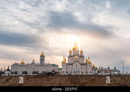 Magische Ansicht der Heiligen Dormition Pochajiv Lavra in der Ukraine. Panoramablick. Sonnenlicht über dem Kloster Stockfoto