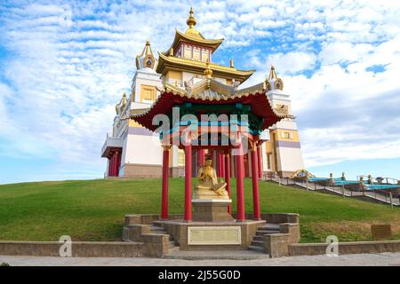 ELISTA, RUSSLAND - 21. SEPTEMBER 2021: Skulptur des buddhistischen Denkers und der Weisheit Nagarjuna vor dem Hintergrund des buddhistischen Tempels 'Golden Domizil Stockfoto