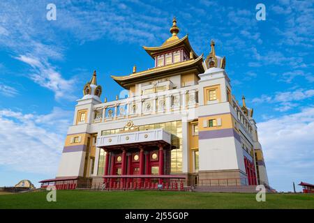 ELISTA, RUSSLAND - 21. SEPTEMBER 2021: Buddhistischer Tempel 'Goldener Aufenthaltsort von Buddha Shakyamuni' aus der Nähe des blauen Himmels Stockfoto