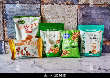 Berlin, Deutschland - 16. Februar 2022: Mehrere Packungen Snacks von verschiedenen Firmen. Stockfoto