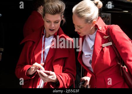 Seattle, USA. 19. April 2022. Virgin Atlantic Flugbegleiter vor einem Hotel auf der 4. ave Stockfoto