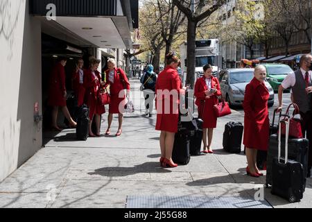 Seattle, USA. 19. April 2022. Virgin Atlantic Flugbegleiter vor einem Hotel auf der 4. ave Stockfoto