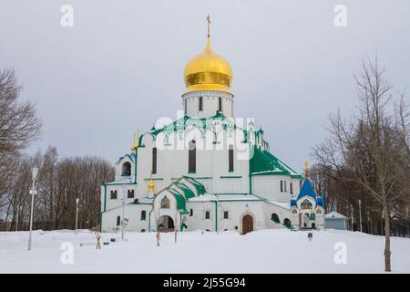 Blick auf die alte Feodorovsky Sovereign Cathedral in Tsarskoye Selo an einem bewölkten Märztag. Umgebung von Sankt Petersburg, Russland Stockfoto