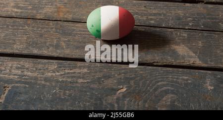 Flagge Italiens auf einem bemalten Ei auf einem Holzbrett. Ostern in Italien. Bemalte Eier. Ostern Stockfoto