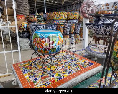Mexikanische talavera Blumentöpfe und Produkte, Baja California Stockfoto