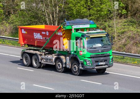 2017 grüner Volvo FM Biffa Skip LKW, Broughton, KwikCova; Biffa, Abfallwirtschaft skip, Müllfahrzeuge, kommunale Fahrzeuge, Müllwagen, sanierte Müllwagen, Müllaufzüge, Recycling, Müllfahrzeuge, kommunale Fahrzeuge, Müllwagen, sanierte Müllwagen, Mülltonne Preston, Lancashire, Großbritannien auf der M61 in der Nähe von Manchester, Großbritannien Stockfoto