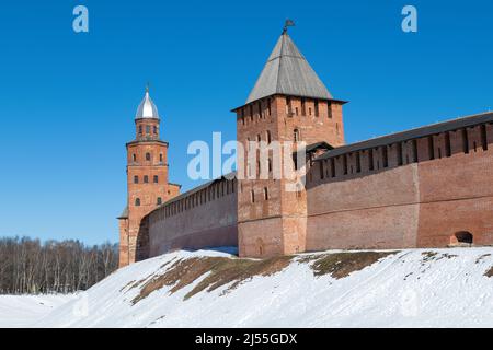 Zwei alte Türme der Detinets von Weliki Nowgorod an einem sonnigen Märztag. Russland Stockfoto