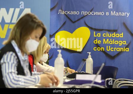 20. April 2022: 20. April 2022 (Malaga) der Präsident der Regierung, Pedro SÃ¡nchez, besucht das Flüchtlingszentrum, das für die Aufnahme, Aufmerksamkeit und Überweisung von ukrainischen Bürgern ausgestattet ist, die vor der russischen Invasion in die Ukraine fliehen. Seit der Eröffnung des Reception, Care and Referral Center (Creade) ukrainischer Flüchtlinge aus der Hauptstadt Málaga am 6. April hat die spanische Regierung über die Nationale Polizei in Malaga insgesamt 1.928 befristete Schutzgenehmigungen für Personen erteilt, die durch die russische Invasion in der Ukraine vertrieben wurden. Darüber hinaus wurden 1.223 Sozialversicherungsmitgliedschaften Nummern Stockfoto