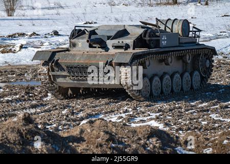 KRASNOE SELO, RUSSLAND - 27. MÄRZ 2022: Sturmschütz III (StuG III) selbstfahrendes Sturmgewehr auf einem Panzerbereich an einem sonnigen Märztag. Militärisch Historisch Stockfoto